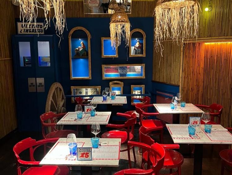Il restyling del locale è stato messo a segno dallo stesso Gino Sorbillo che ha pensato a qualcosa di elegante e semplice contemporaneamente