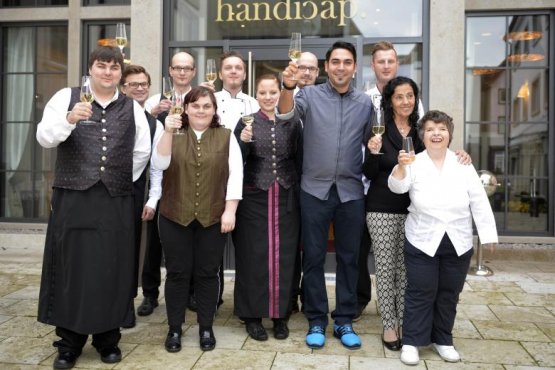 Lo staff di Handicap di Künzelsau, 45 minuti di distanza da Stoccarda: il locale propone alta cucina turca all'interno di un progetto di inserimento sociale. Lo chef Serkan Güzelçoban è il quarto da destra (foto Die Welt)
