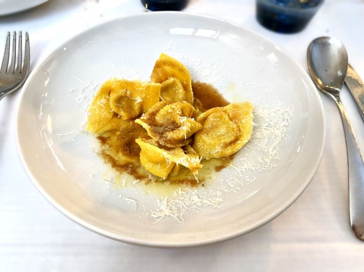 Tortelli ripieni di pecora, burro, salvia e fondo di arrosto
