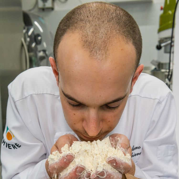 Stefano Chieregato, di Chiere a Piacenza: è stato indicato come miglior panettiere emergente d’Italia per la Guida Pani e Panettieri d’Italia 2023 del Gambero Rosso
