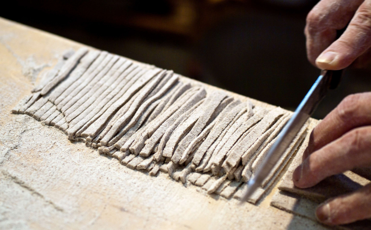 La preparazione dei pizzoccheri
