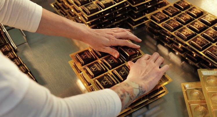 Nell'azienda romagnola la tecnologia ha velocizzato le fasi della produzione ma alcune fasi restano completamente manuali, come confezionare le scatole di latta con i Viennesi, inseriti uno per uno con estrema attenzione per non spezzarli
