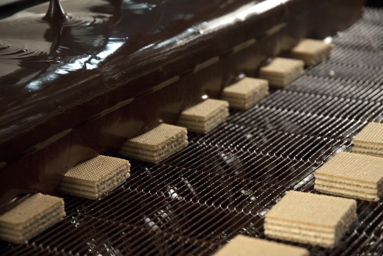 La produzione dei Waferini, prodotto iconico dell'azienda Babbi: la ricetta resta immutata dal 1958
