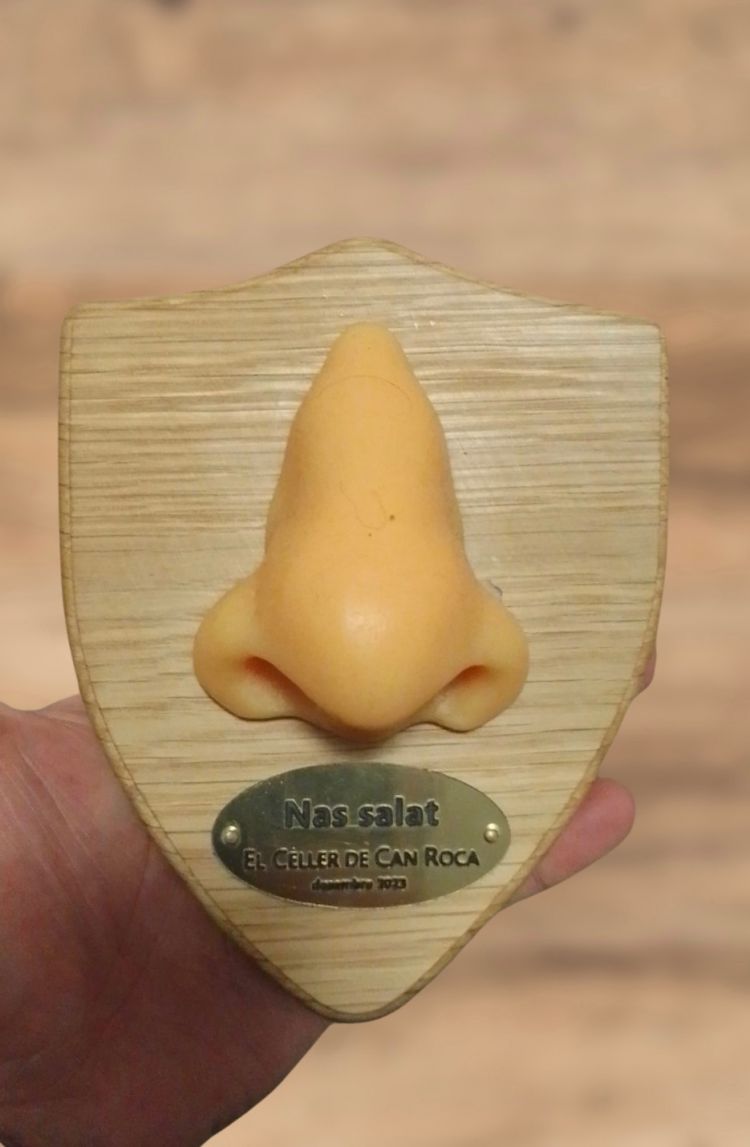 Il premio Nas Salat che richiama il naso iconico di Jordi