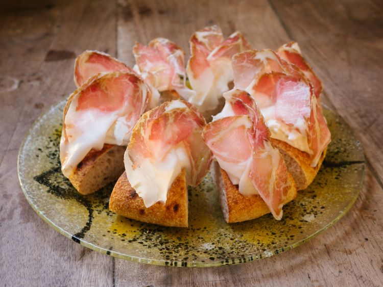 Pizza Prosciutto crudo di Cinta senese Dop
