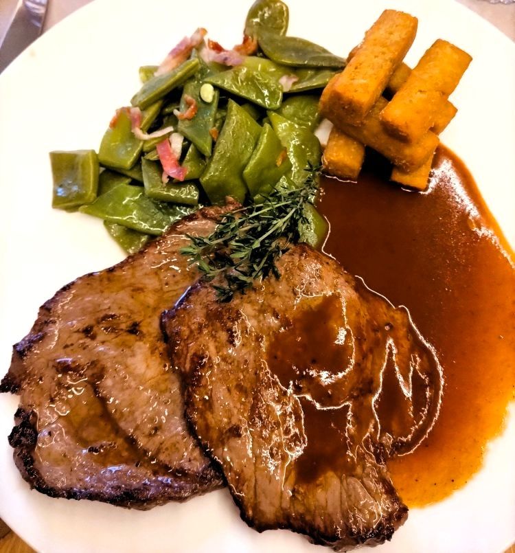 La Scaloppina di puledro unita a ceci fritti e fagioli allo speck, specialità del ristorante Zum Hirschen