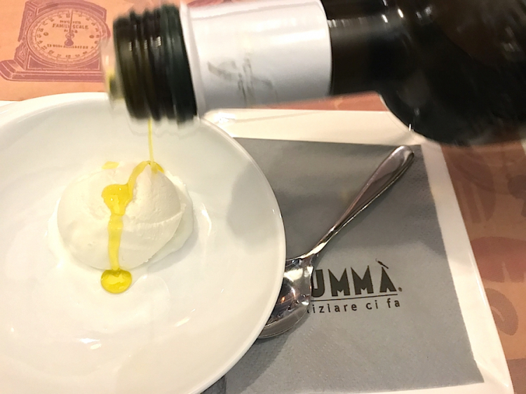 Fiordilatte gelato from Fiorentini in Faenza and extra virgin olive oil: pure pleasure 
