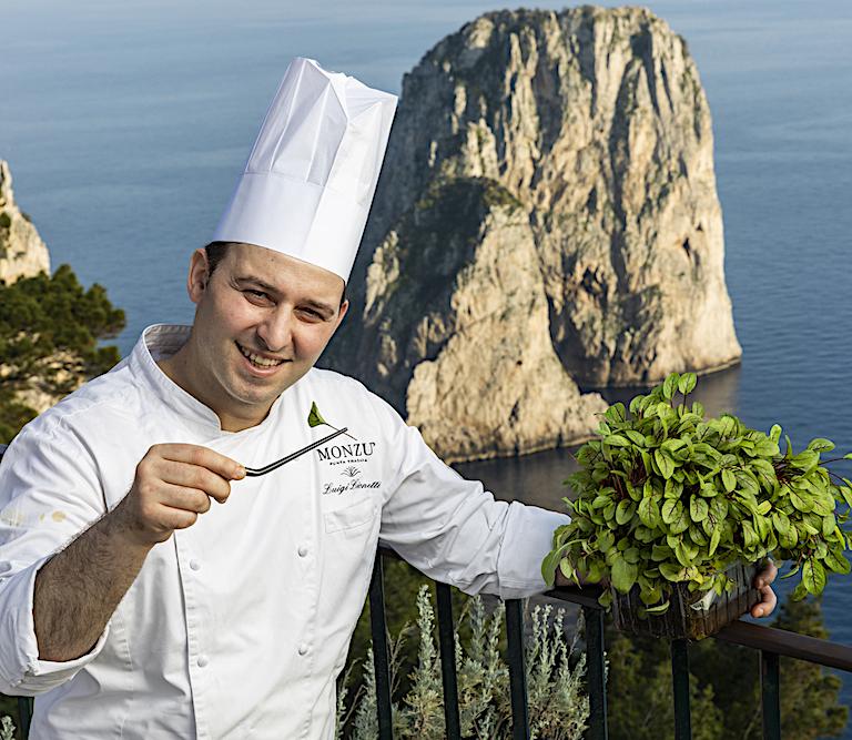 Luigi Lionetti davanti ai faraglioni di Capri. È 