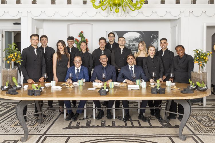 La brigata di sala. Seduti, da sinistra, il sommelier Flavio Fusco, il restaurant manager Luigi Cinque e il maître Emanuele De Vivo
