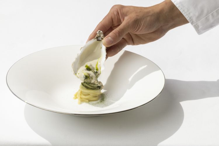 Eccellenti le Linguine con burro di bufala, lime e ostriche. La pasta viene mantecata con burro di bufala e lattuga di mare; l’ostrica gillardeau viene cotta poché in acqua bollente ed emulsionata con estratto di pesce, olio e limone. Il piatto è rotondo e diretto, ma la sferza e la complessità del mollusco lo elevano ad esperienza: è un gioco di sensazioni che oppone il dolce e il sapido ed esalta acidità e componenti aromatiche