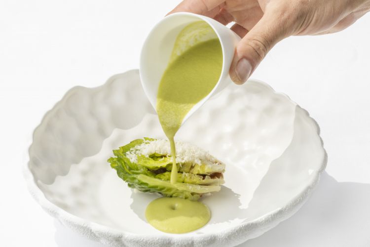 Lattughino, lampone, olive e mandorle. La verdura viene marinata per 24 ore in aceto di Xeres, acqua frizzante e olio extravergine di oliva, impiattata con cremoso di mandorle, pesto di mandorle, crema al lampone, salsa di olive verdi e aceto di Xeres e completato con un finto formaggio (di mandorle). Gusto, sapidità, acidità, tratti umami, sfumature dolci-amare: grande esecuzione vegana