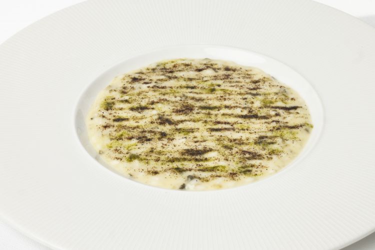 Risotto limoni e capperi. Sul risotto una polvere mista di limone fermentato alla marocchina, foglie di limone in polvere, un confit di sola buccia e un confit dell’albedo. Interessante contrasto dolce-amaro