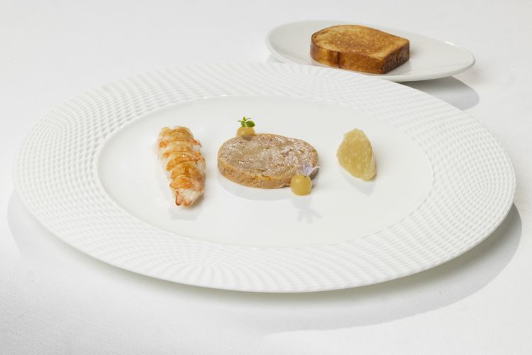 Scampi con foie gras e pera Williams. Tema gustativo del piatto goloso e diretto è la dolcezza: una coccola che apre il pasto e che vuole celebrare il lusso. Il Foie Gras au Torchon viene prodotto in casa come spiega lo chef: «Facciamo arrivare il foie gras dalla Francia senza snervarlo, lo teniamo nel latte a 30°C per 4 ore, lo snerviamo e aggiungiamo sale maldon, zucchero e calvados. Dopo 24 ore, leghiamo il prodotto "a torcione", lo cuociamo sotto vuoto e lo passiamo in acqua e ghiaccio». Il risultato in bocca è una dolcezza delicata, dalla consistenza morbida e cremosa