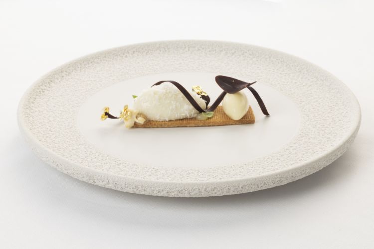 I dessert sono firmati dal bravo Andrea Oriti. Piña Colada: biscotto alla fava tonka con sorbetto all’ananas, mousse al cocco, pop corn caramellato, gel alla Piña Colada. Suggestioni esotiche e dolcezza ad effetto: molto goloso