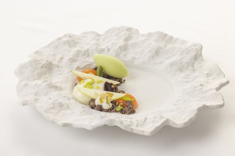 Mandorla, carota e sedano: mousse di carote e mandorle, sorbetto al sedano con zenzero e terra di cacao. Dessert vegano di grande complessità ed equilibrio, dolcezza misurata e precisione tecnica. Imperdibile