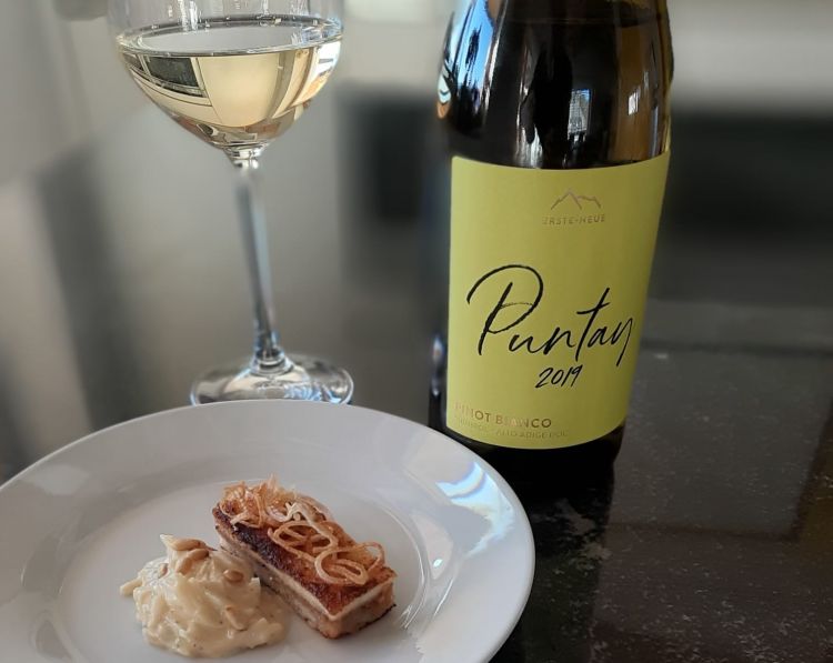 Il Pinot Bianco Puntay 2019 abbinato al Tramezzino di cipolla brasata, insalatina di sedano-pino-mela, pinoli
