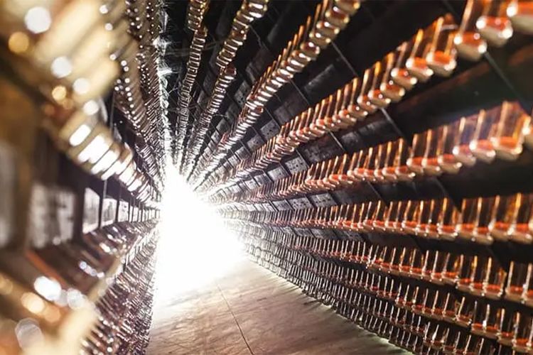 Una bella immagine di bottiglie di spumante dell&#