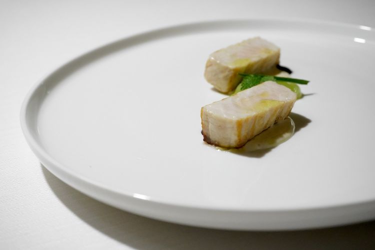 Pesce spada, salsa all'aglio, oliva nera, cetriolo affumicato, erigeron (piante erbacee perenni appartenenti alla famiglia delle Asteraceae, originarie del Messico e del Venezuela, ma diffuse un po' ovunque)