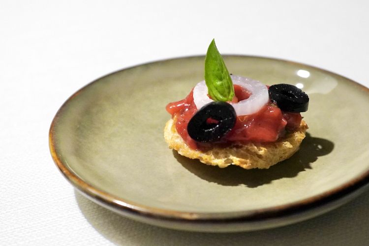 Bruschetta di fragole fermentate con shot di liquirizia, anice stellato e salsa ponzu