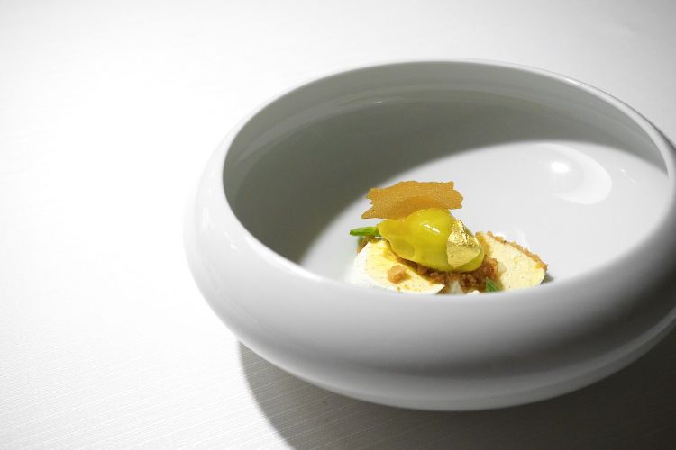 Prugna di Terranova, cioccolato bianco, vaniglia, menta acquatica