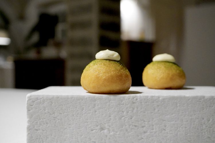 Paninetto al vapore e poi fritto con caciocavallo di Ciminà, sarda piccante, polvere di foglie di limone