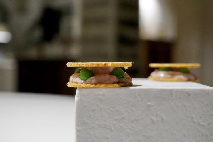 Wafer con maionese alla seppia, piselli e capperi