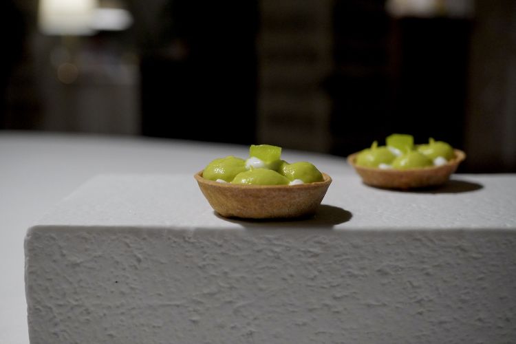 Tartelletta al guacamole (con avocado calabrese), peperone dolce, alaccia e panna acida