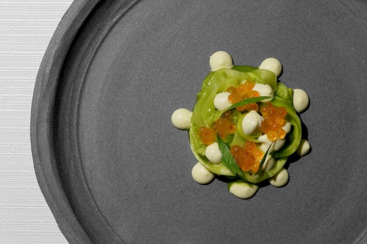 Pappardelle di zucchine, uova di trota, emulsione di uovo affumicato, limone candito, citronella, olio agli scalici (le foglie di cipolla)