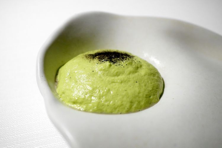 Di gran livello questa Ostrica, cipolla di Tropea sottaceto, pistacchio, cipolla bruciata. Il lusso della semplicità, ci sono tutti gli elementi gustativi