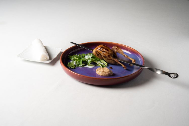 Quaglia&nbsp;allo spiedo, mela e pera cotogna, arachidi, mizuna al kefir&nbsp;
