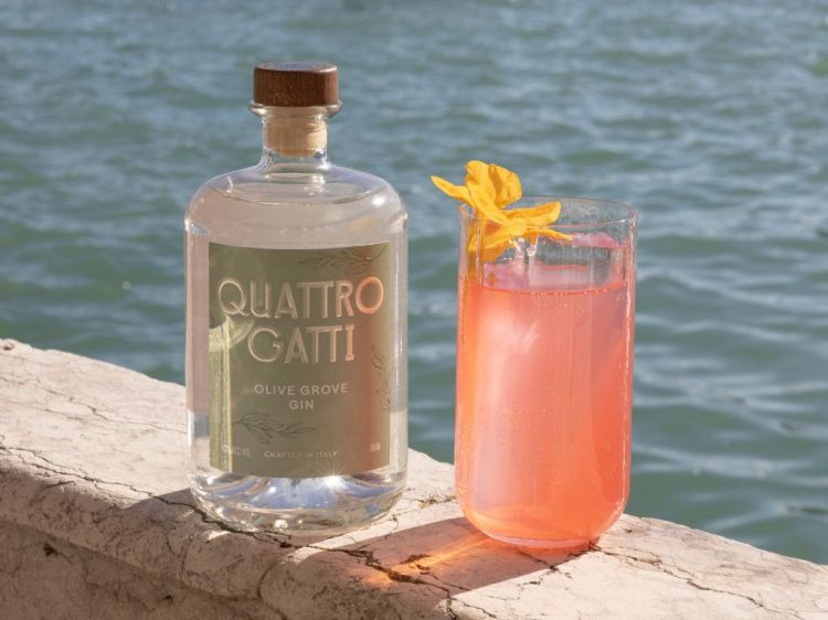 The Reflection,&nbsp;cocktail ufficiale della Biennale; funziona come un&rsquo;opera effimera, costruita su materia liquida ma pensata con la stessa attenzione concettuale di un&rsquo;installazione
