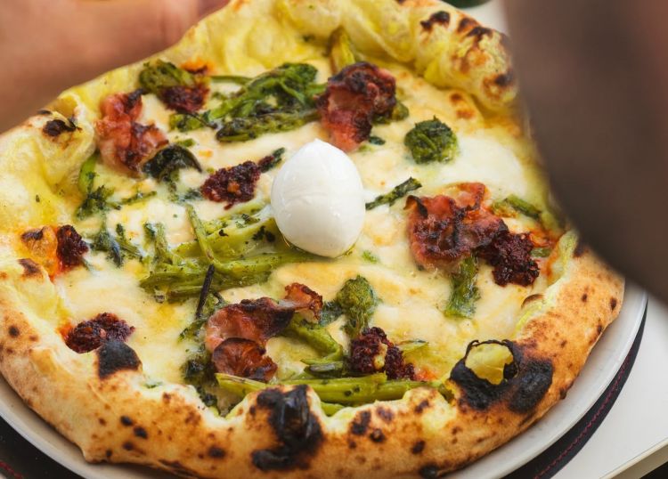 La pizza Influencer, con crema di patate e fiordilatte, rape, ’nduja, guanciale per finire con una mozzarellina di bufala
