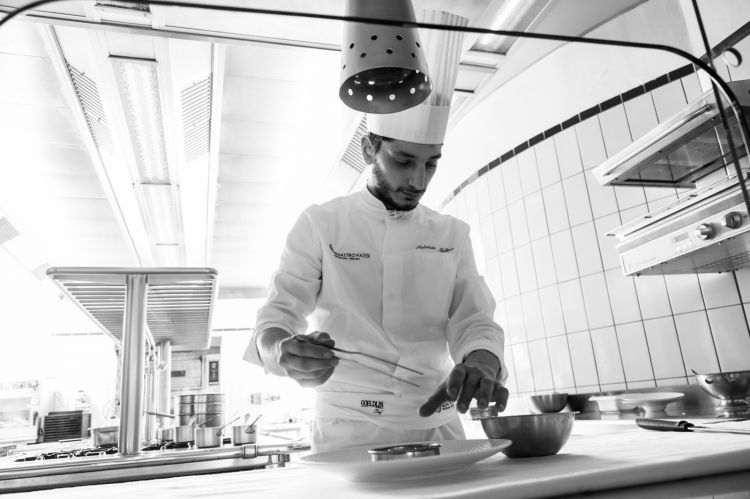 Lo chef al lavoro nella cucina del suo Quattro Passi
