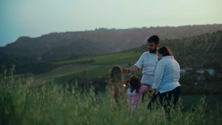 Caterina Ceraudo col marito Sante Longo e bambini