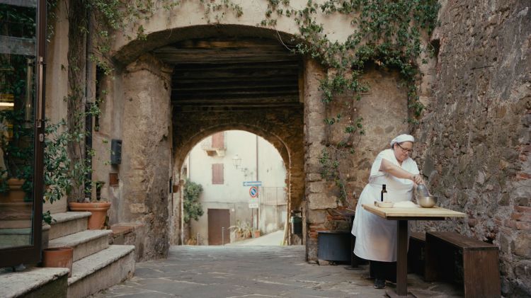 Valeria Piccini in un frame tratto da La quinta stagione, docufilm che racconta cinque grandi protagoniste della cucina italiana. È stato proiettato all’82ª Mostra del Cinema di Venezia
