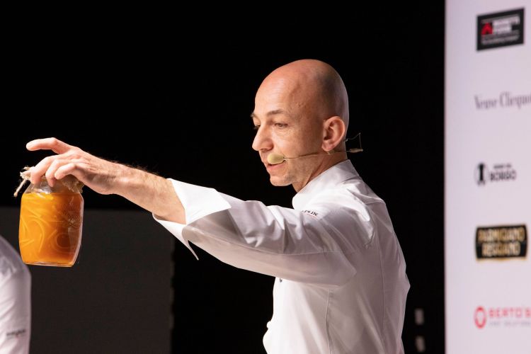 Riccardo Camanini shows the audience at Identità