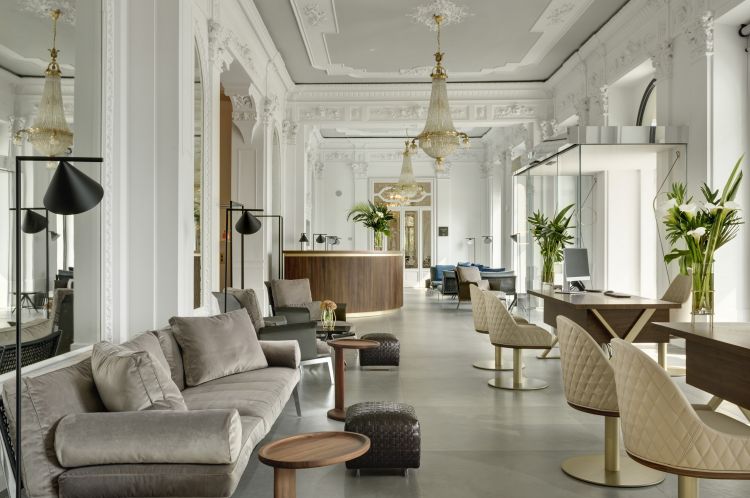 La hall del Grand Hotel Victoria Concept&Spa di Menaggio nel 2024 ha ricevuto 2 Chiavi MICHELIN nella Guida MICHELIN