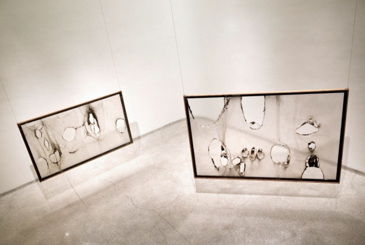 Alcune delle combustioni plastiche di Alberto Burri, da una mostra del Guggenheim di New York
