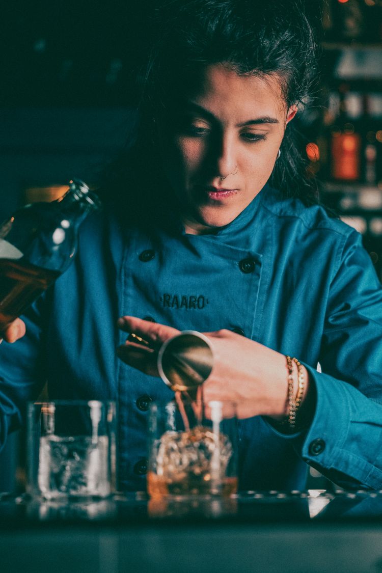 Alla guida di Raaro Sips & Bites, la bar manager&nbsp;Ginevra Gabbrielli&nbsp;(in foto) insieme all&rsquo;head bartender&nbsp;Mattia Vercelli
