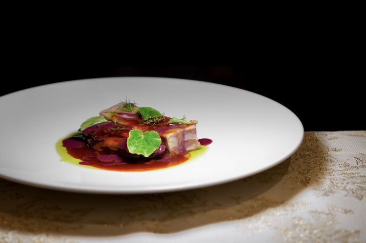 Racconti di caccia in Laguna: petto di germano reale selvatico cacciato in Laguna, la sua terrina, pan brioches alle acciughe, fondo bruno e uva fragola del pergolato, olio al finocchietto
