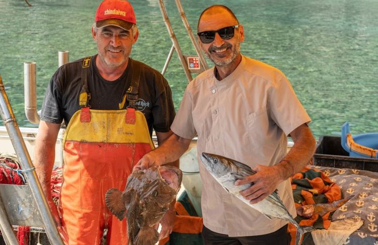 Lo chef Boris Notareschi con i pescatori