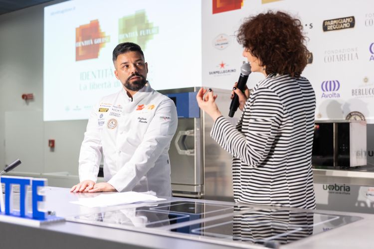 Raf Bonetta sul palco di Identità di Pizza con Giusy Ferraina, che è anche l'autrice di questo approfondimento