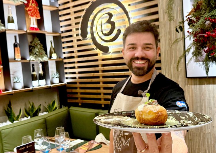 Raf Bonetta nella sua nuova e omonima pizzeria, a 