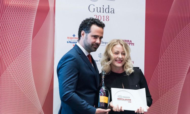 Carlo Boschi, responsabile Veuve Clicquot Italia, premia Ramona Ragaini come Migliore donna sommelier per la Guida Identità Golose 2018
