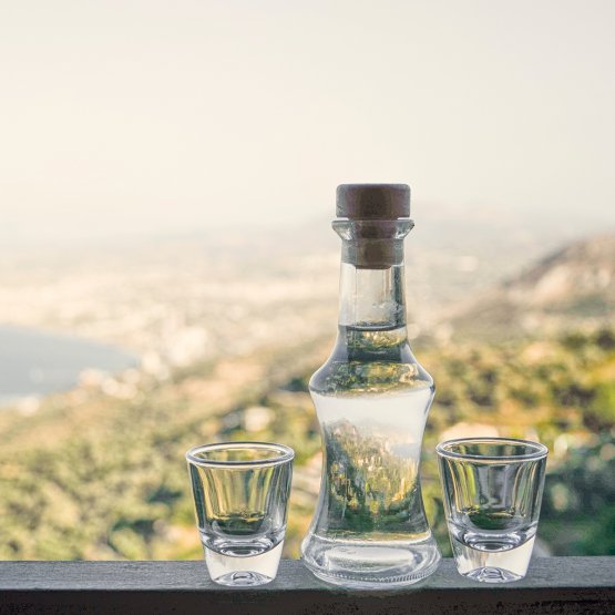 Il raki o tsikoudia è un distillato a base di uva (ma anche di altri frutti dall'alto contenuto di zuccheri) e anice che appare in ogni singolo aspetto dell'attività sociale e in ogni casata dell'isola
