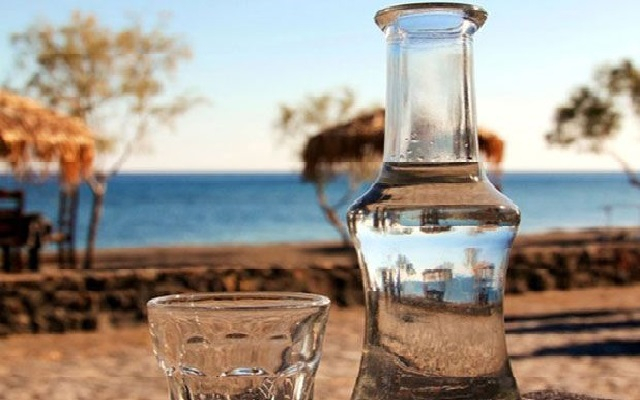 Raki, acquavite di vinacce, simbolo alcolico dell'isola