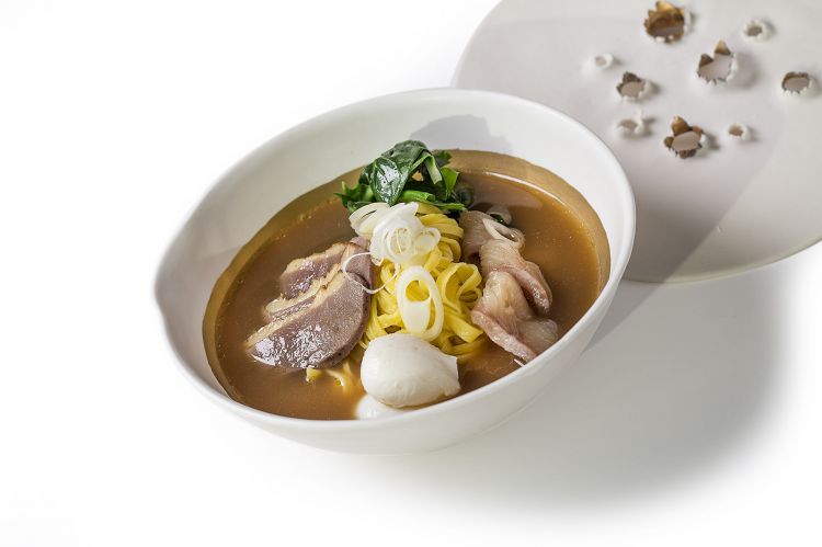 L'altro signature di Costantini è Ramen di lago (brodo di carne e pesce, petto d'anatra scaloppato, chorizo, cipollotto e bietola)