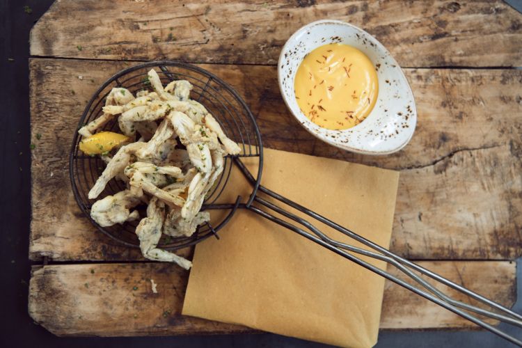 Rane fritte e salsa allo zafferano, di Cesare Battisti. Dal libro Cucina milanese contemporanea. Foto di Silvia Luppi
