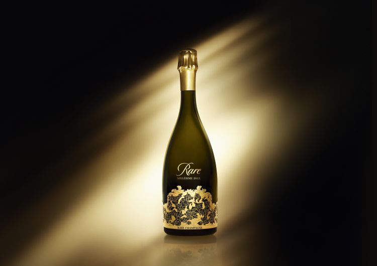 Rare Champagne Millésimé 2013: svela note tropicali, una freschezza che rispecchia una vendemmia complessa del mese di ottobre.