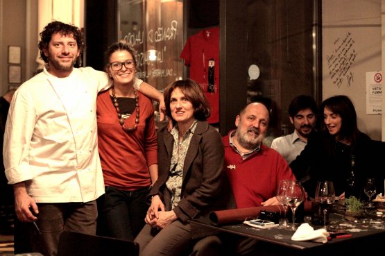 Nella foto scattata da il 18 marzo 2013, Cesare Battisti, Paolo Marchi e consorti. E' la prima cena da "professionista" di Daniela Cicioni, autrice dello scatto